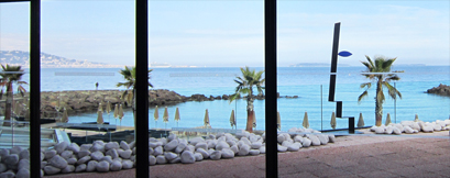 Sculpture Le Regard Bleu sur la terrasse de l'Hôtel Casino Pullman, Cannes Mandelieu