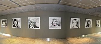 Portraits d'icônes incontournables dans la salle d'exposition de l'Hôtel de Paris, 83990 Saint-Tropez